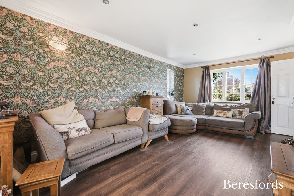 Property photo 3 of 16 Lounge