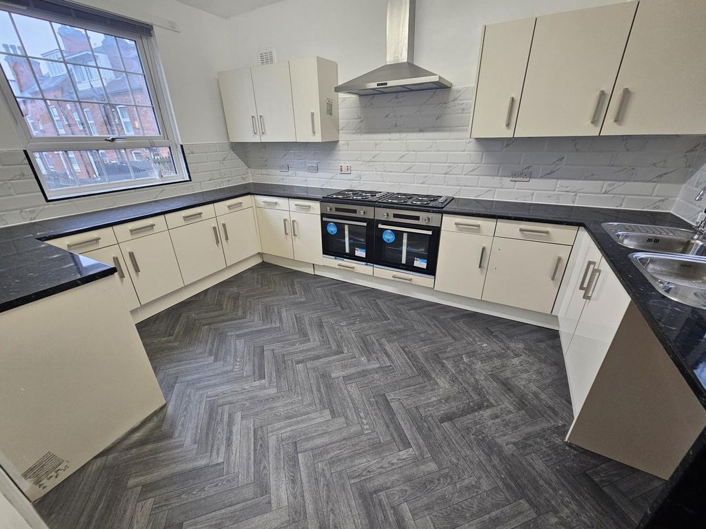 Property photo 2 of 12 Bright, Modern Kitchen With L-Shaped Worktops, Int...