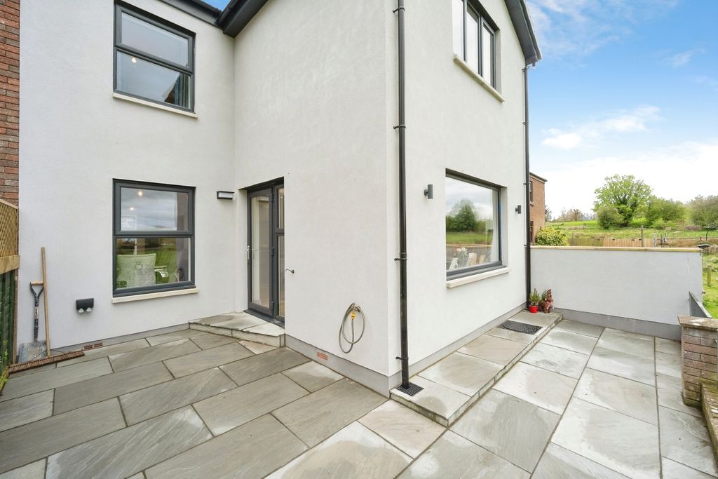 Property photo 1 of 21 Outside