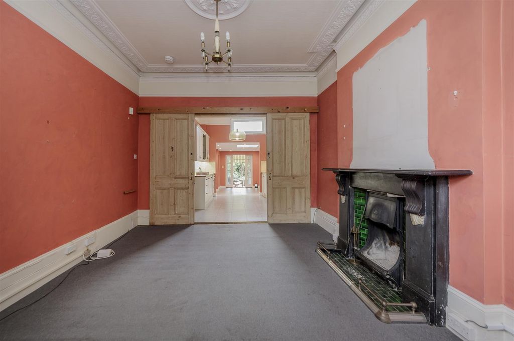 Property photo 3 of 13 Frithville Gardens