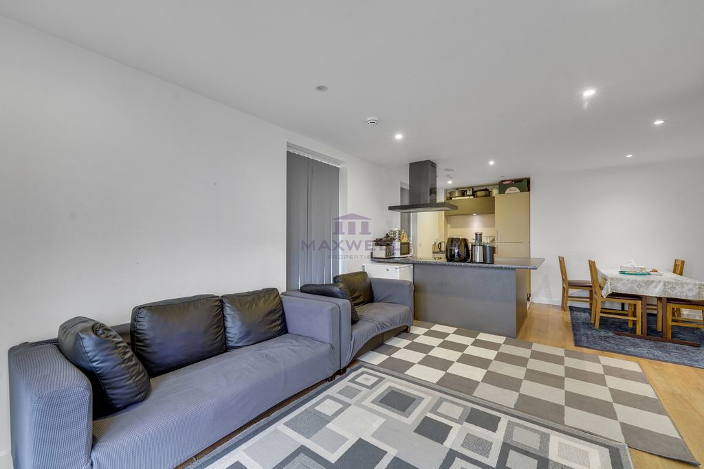 Property photo 2 of 16 For Sale 2 Bed 2 Bath, E14 Maxwellproperties.Co.uk