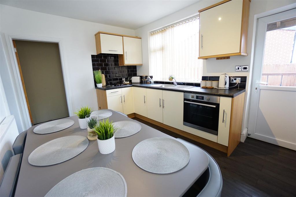 Property photo 2 of 12 Kitchen Diner