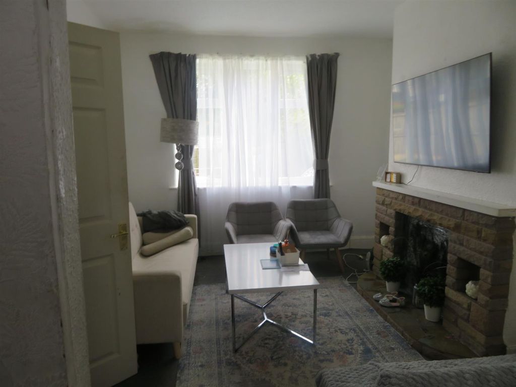 Property photo 3 of 11 Lounge