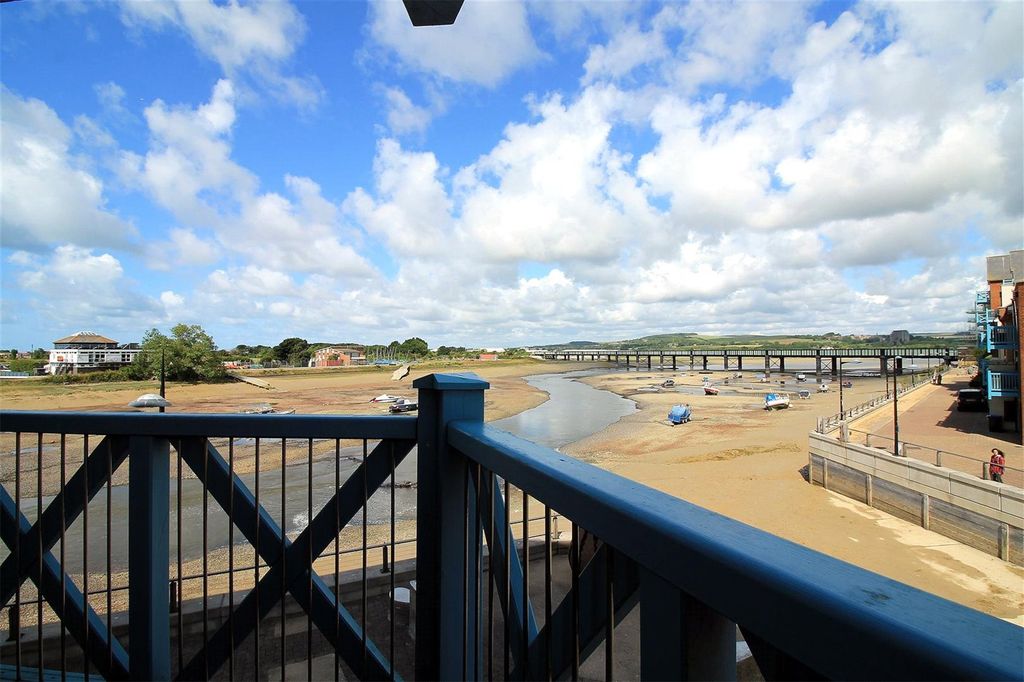 Property photo 1 of 10 Balcony