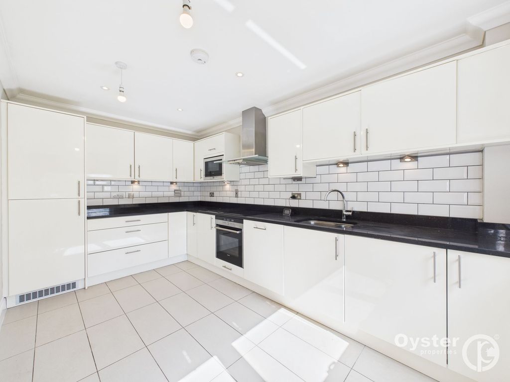 Property photo 3 of 11 Kitchen