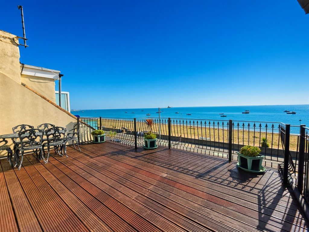 Property photo 1 of 32 Roof Terrace