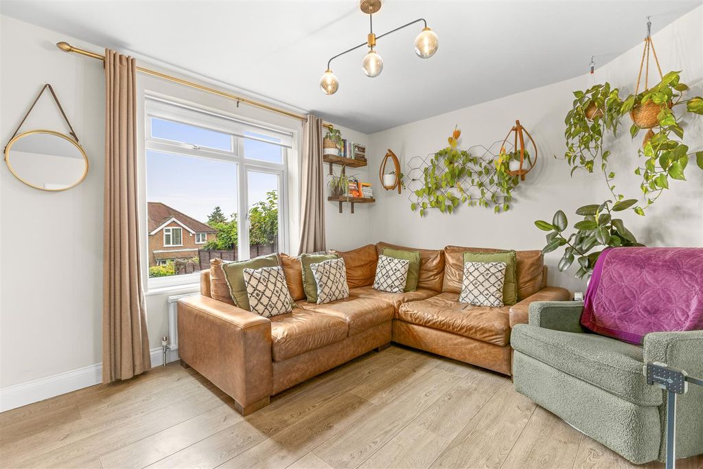 Property photo 3 of 25 199 Totteridge Rd, Hp13 7Le-6.Jpg