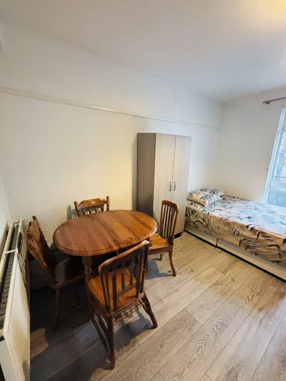 Property photo 3 of 17 £980