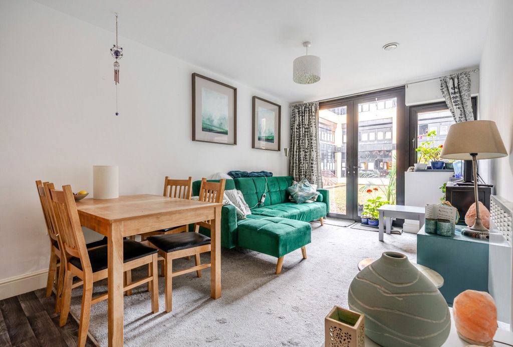 Property photo 1 of 17 1430973-14-69bae2...