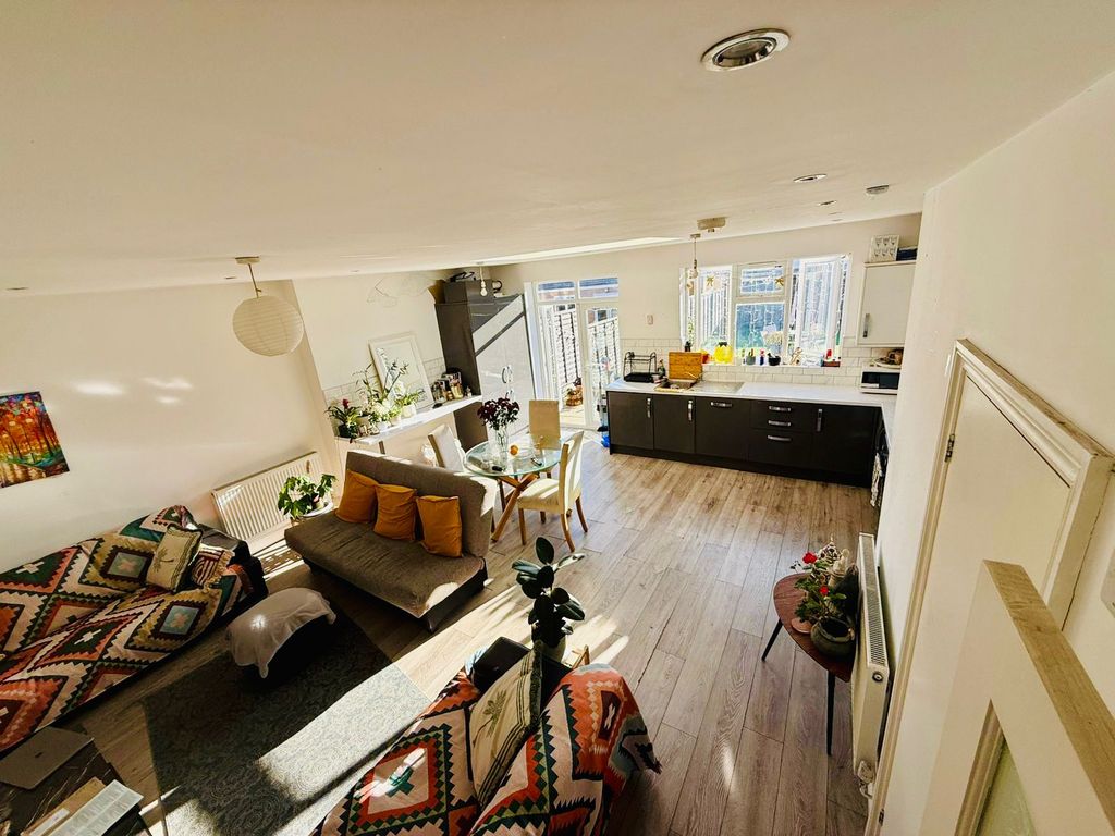 Property photo 3 of 4