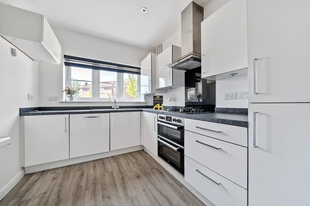 Property photo 3 of 17 Kitchen