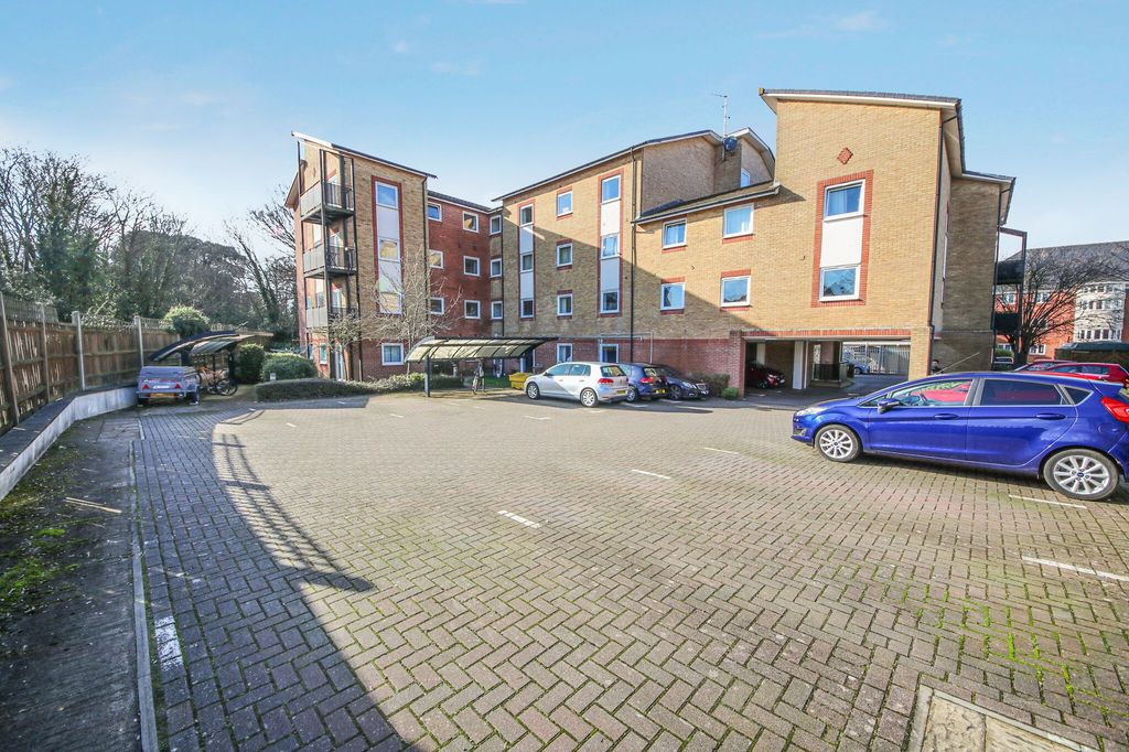 Additional image 7 of 2 bed flat for sale52 Vespasian Road, Bitterne Manor SO18