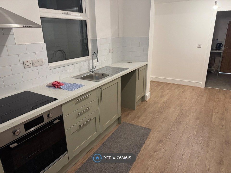 Property photo 3 of 12 Kitchen