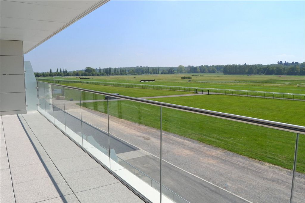 Property photo 2 of 10 Balcony