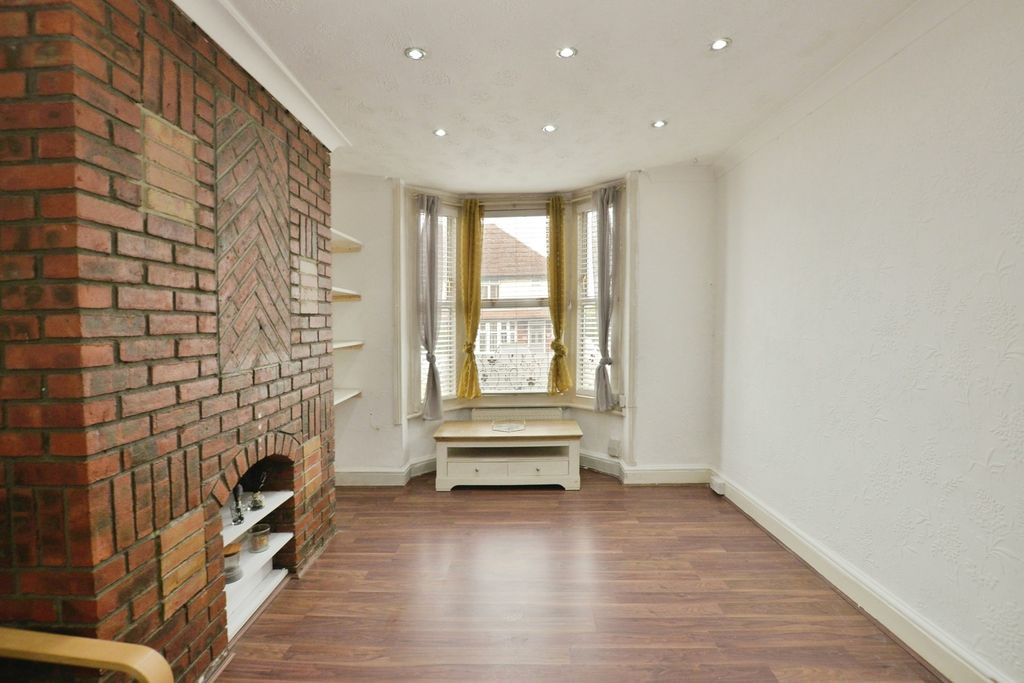 Property photo 2 of 15 Lounge