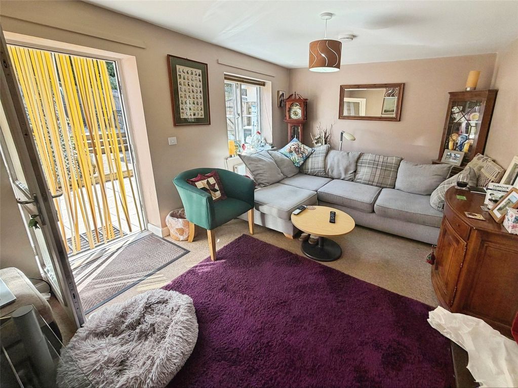 Property photo 2 of 13 Lounge