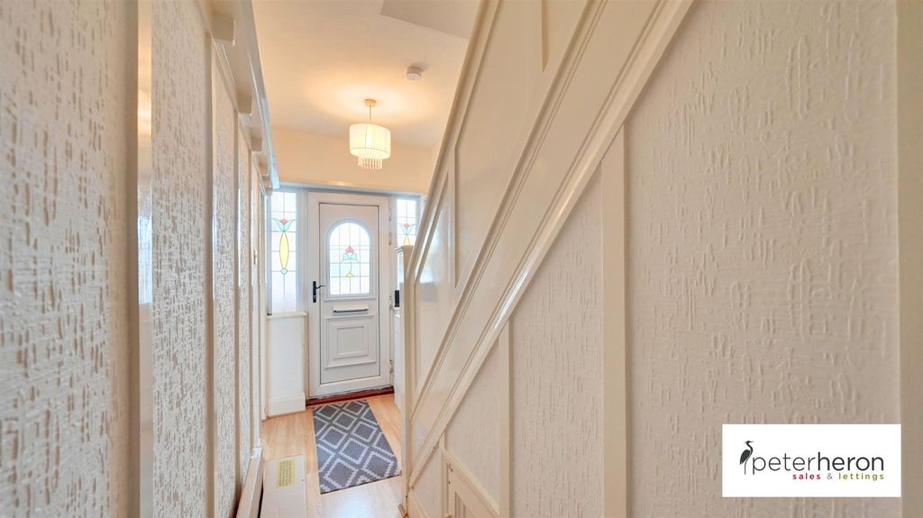 Property photo 2 of 21 Entrance Hall