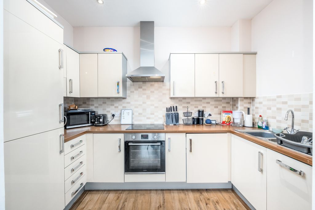 Property photo 2 of 15 27 Broka Court, Aylesbury Hp19 7Hx-9