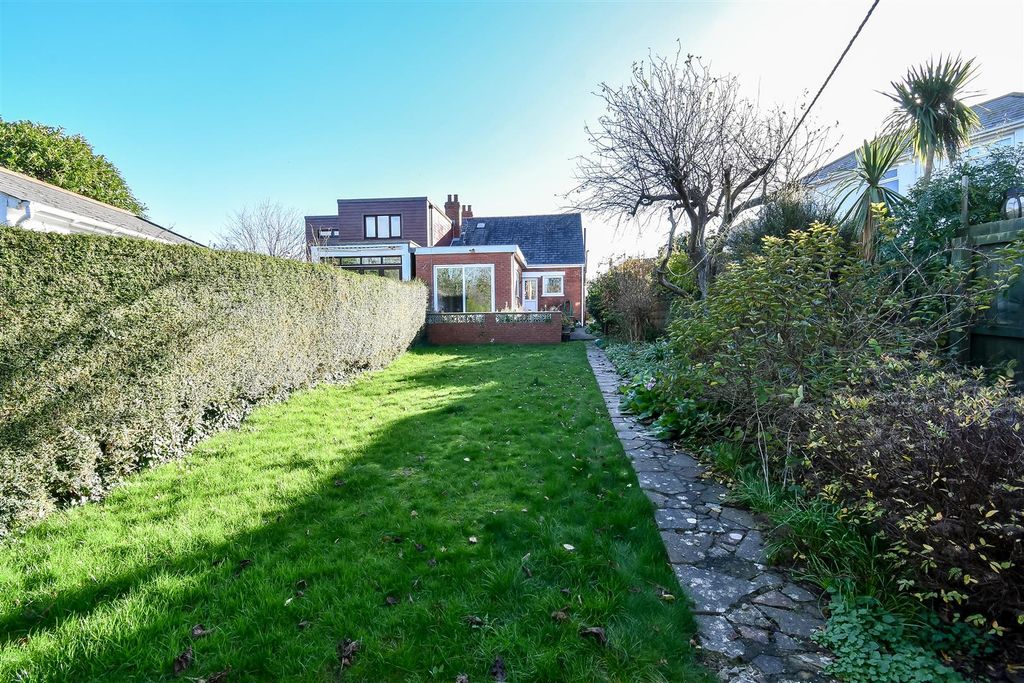 Property photo 2 of 27