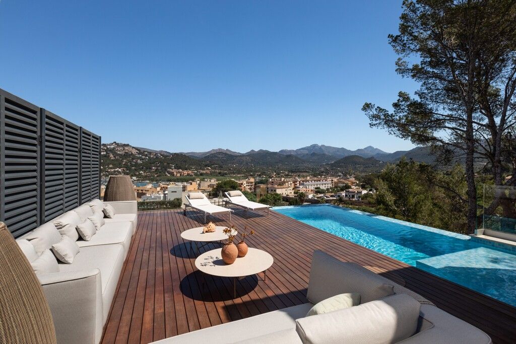 Property photo 2 of 20 Swimming Pool (1).Jpg