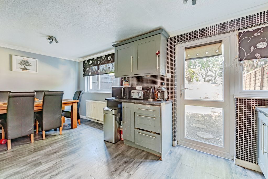 Property photo 2 of 10 Kitchen