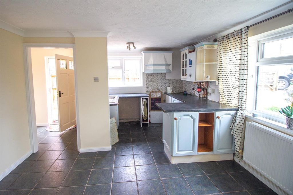 Property photo 3 of 12 Kitchen