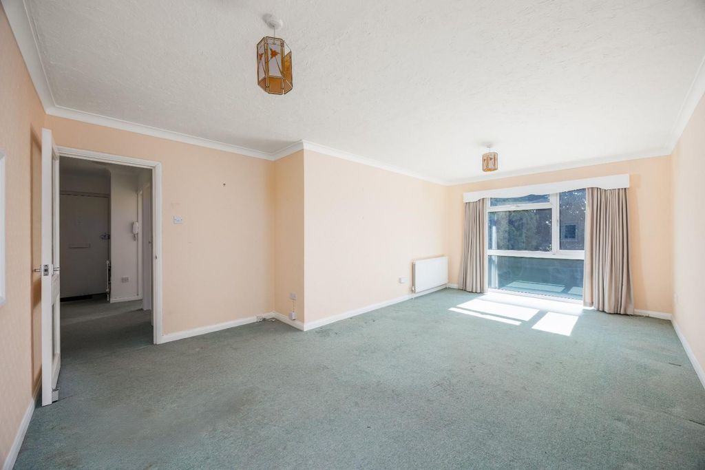Property photo 2 of 13 51 Kings Court Tn6 1Dy _ Roots Property Marketing