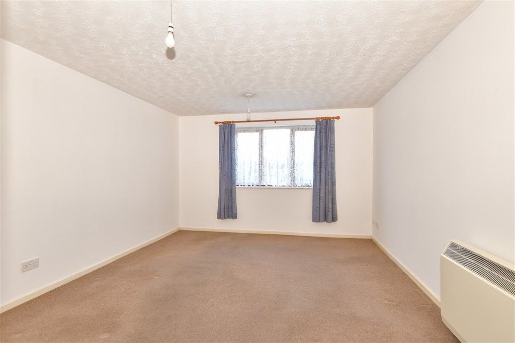 Property photo 3 of 8 Lounge