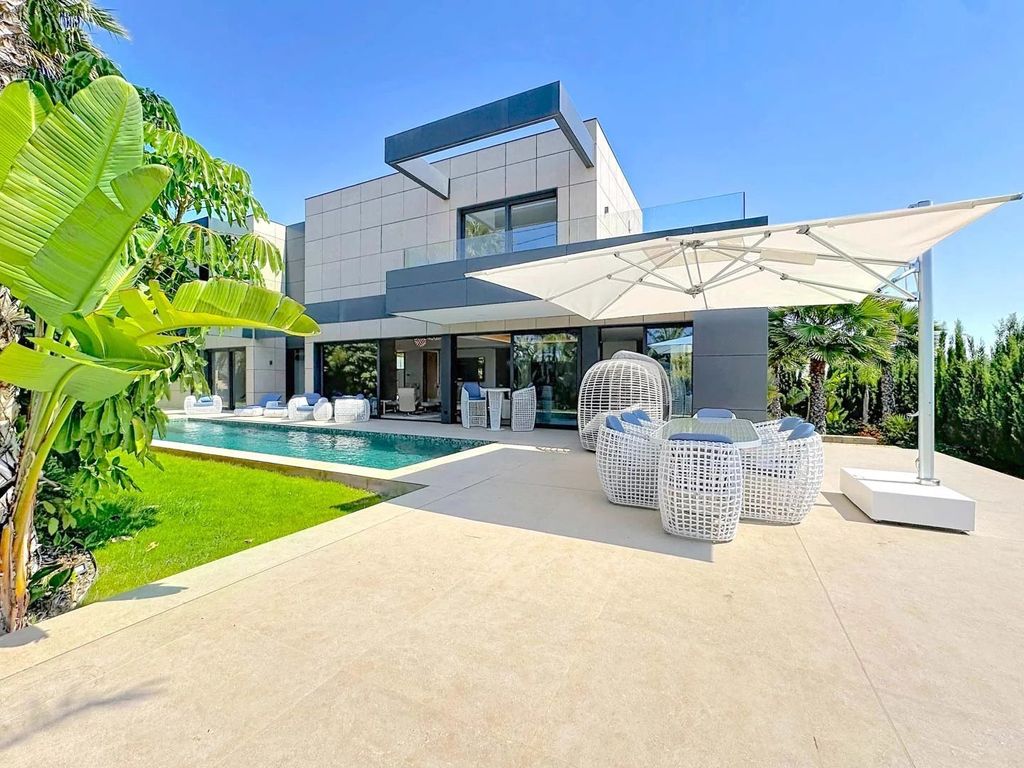 Property photo 1 of 59 Luxury Villa For Sale In Calpe Within Walking Distance Of The Beach And The Center.
