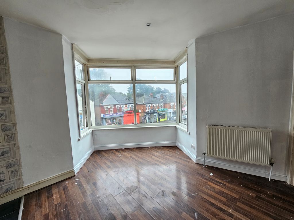 Property photo 1 of 6 Living Room