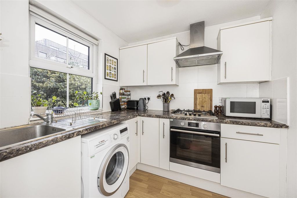 Property photo 2 of 11 5