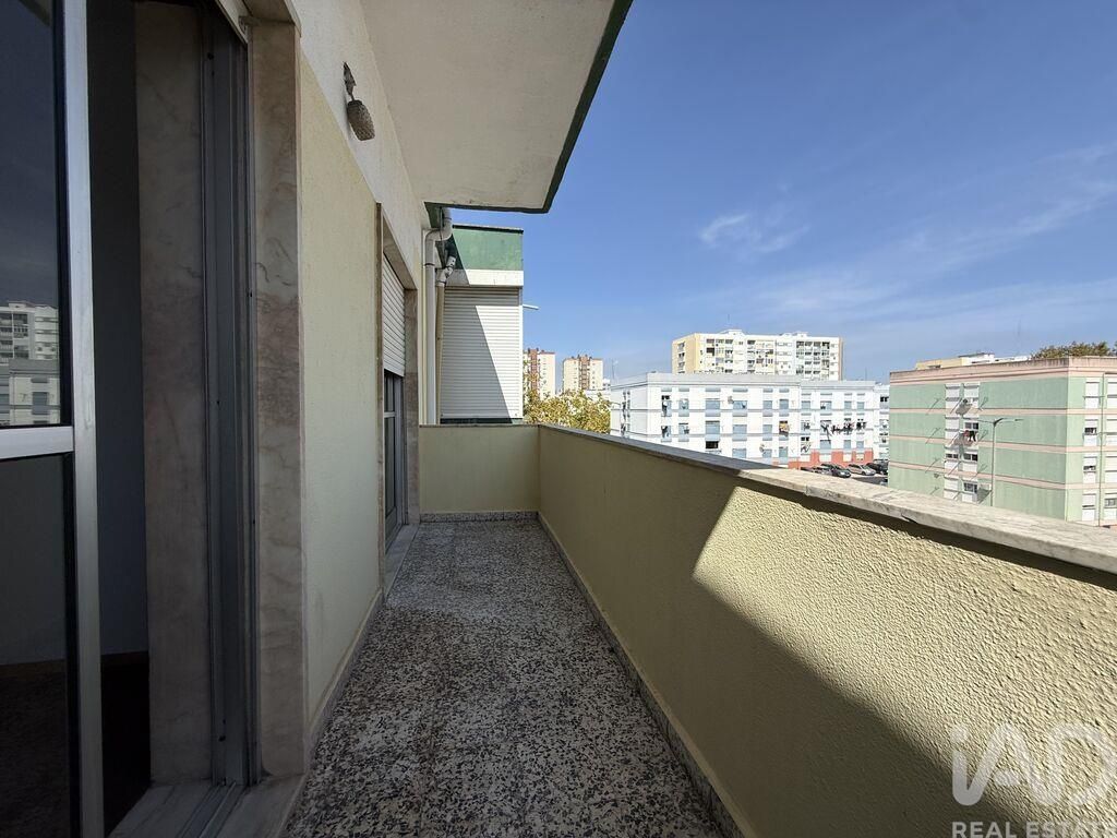 Property photo 2 of 32