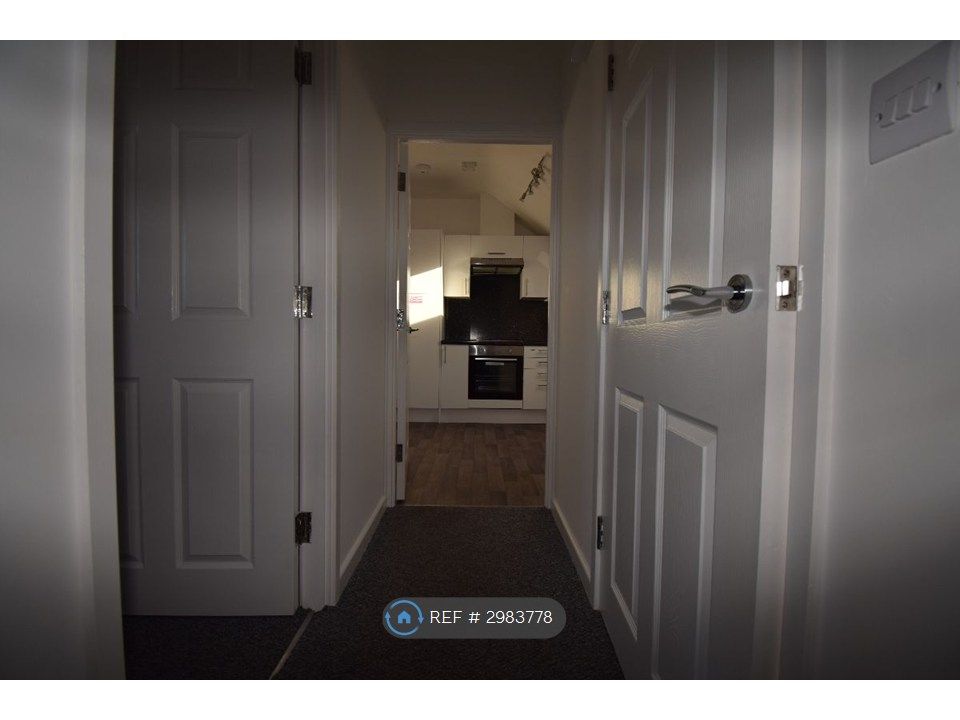 Property photo 2 of 7 Hallway