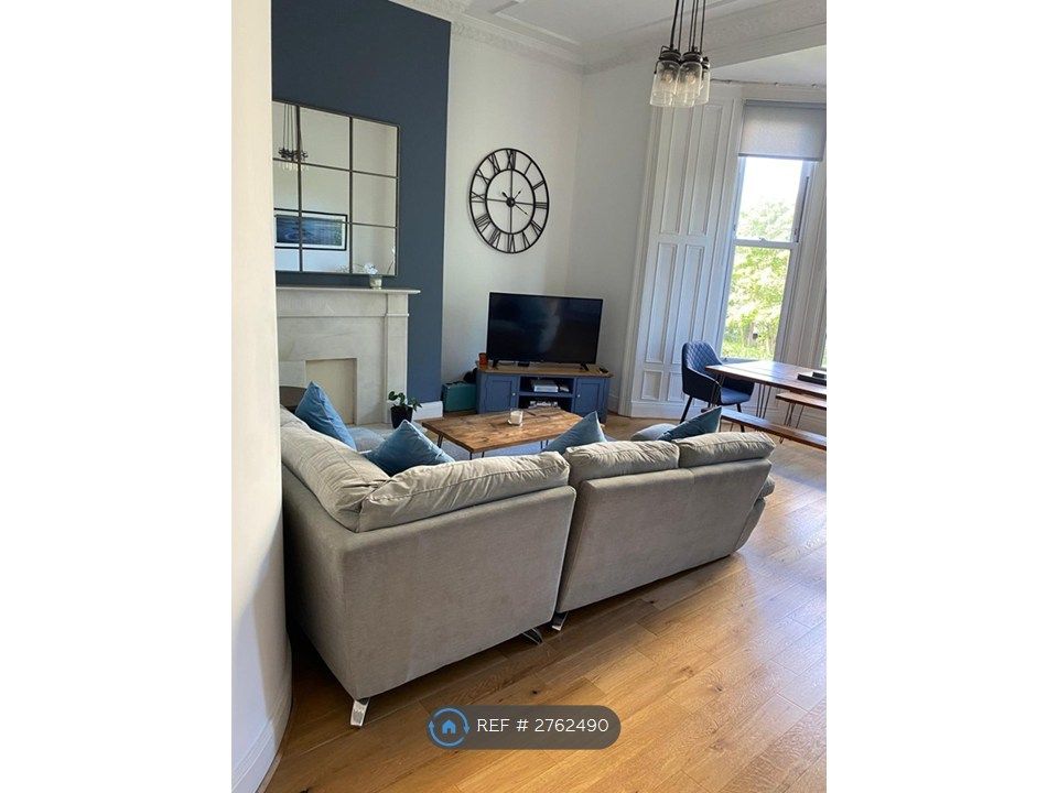 Property photo 1 of 11 Living Room