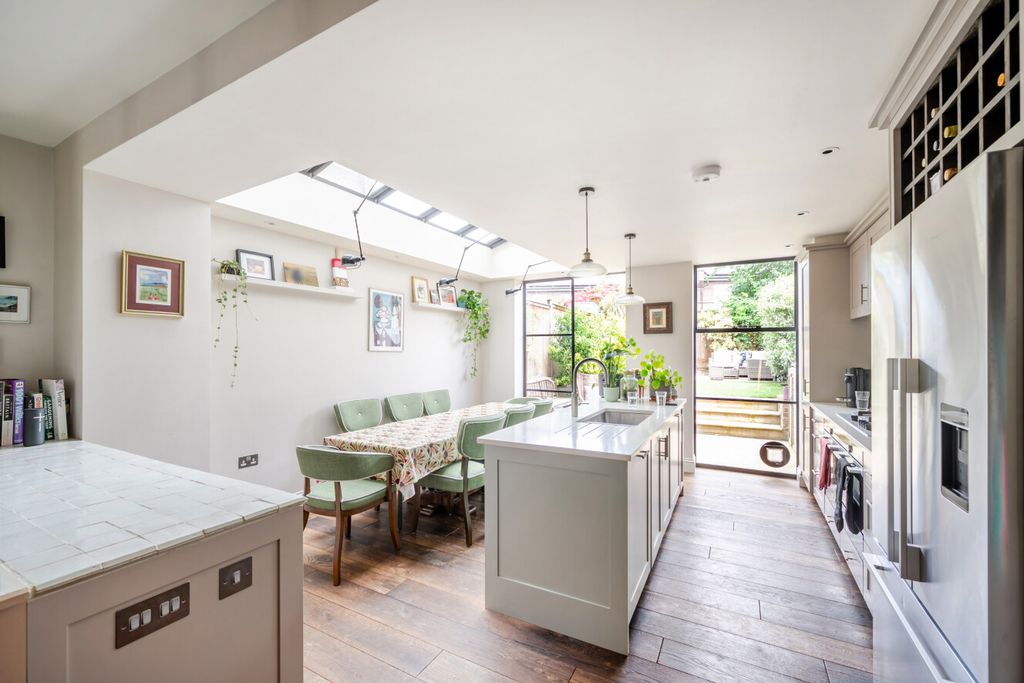 Property photo 2 of 35 1484550-12-6A4513...