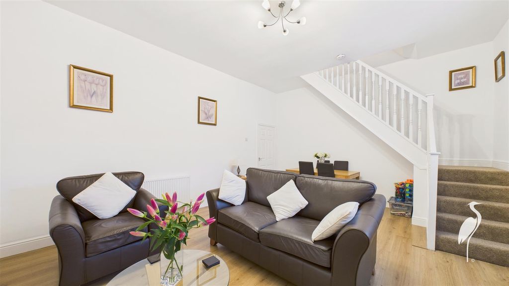 Property photo 3 of 19 Lounge