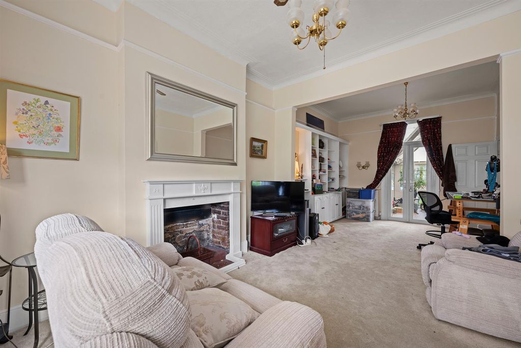 Property photo 2 of 16 Lounge