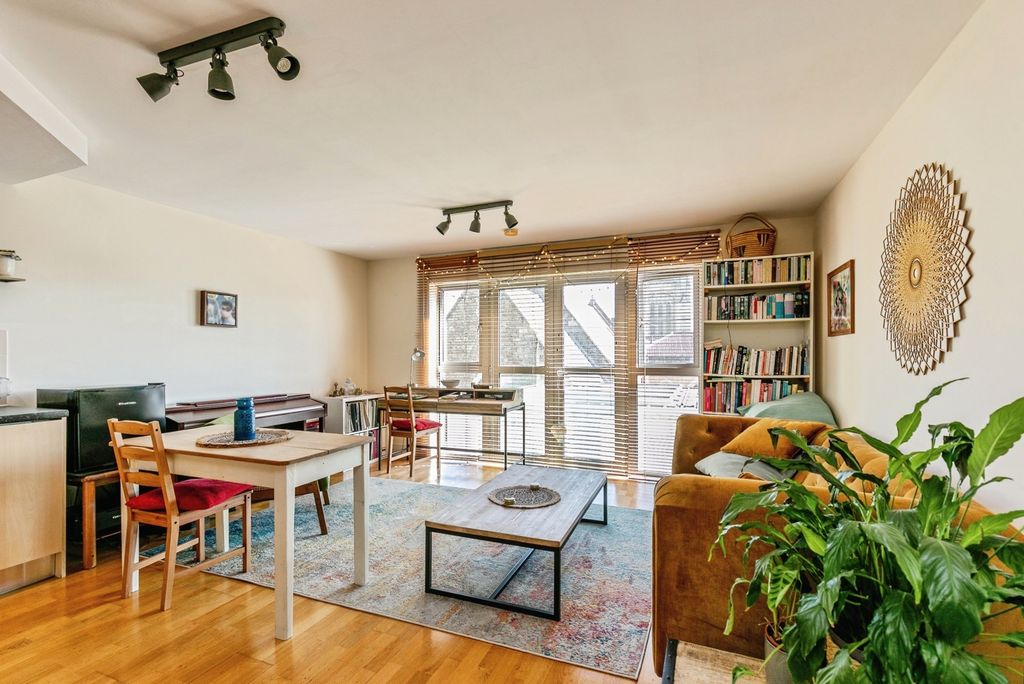 Property photo 3 of 11 Pbox-Img.Jpg