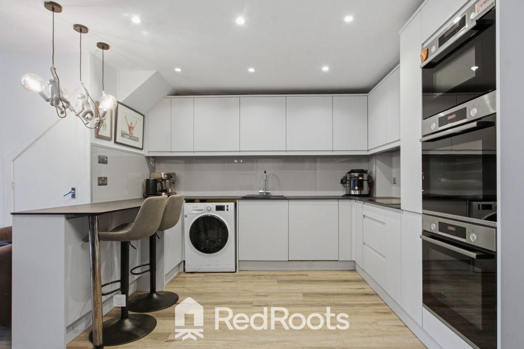 Property photo 2 of 18 5699772