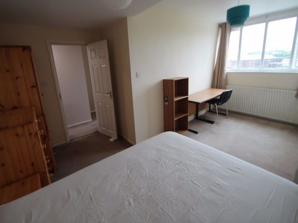 Property photo 2 of 22 Bright And Spacious Master Bedroom Featuring A Lar...