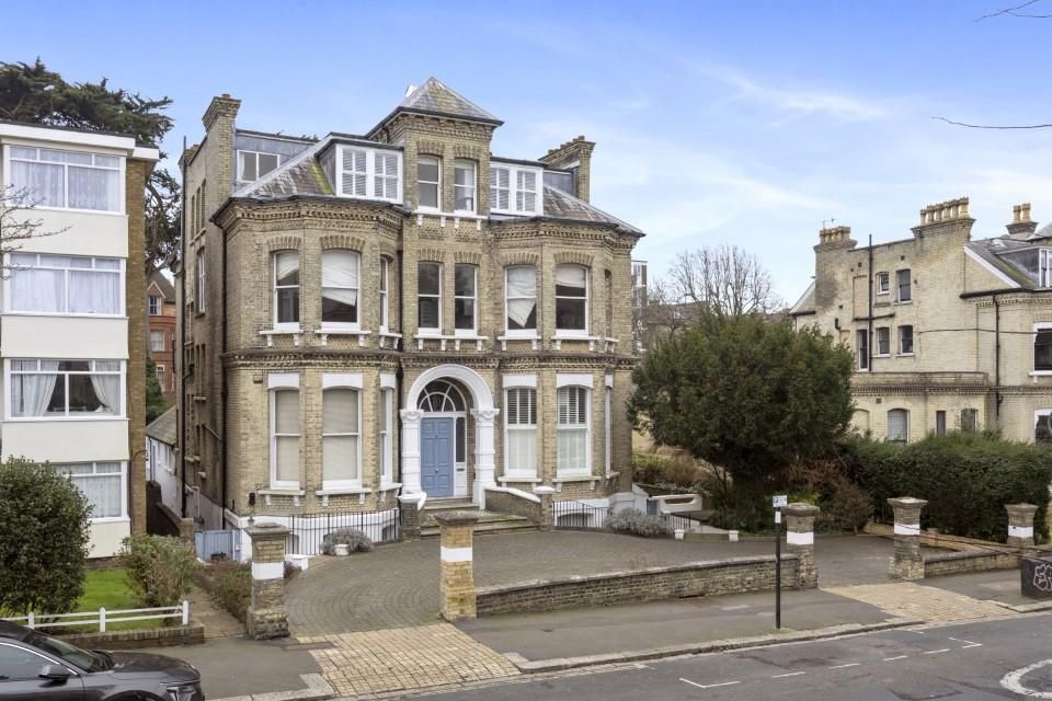 Property photo 2 of 18 Eaton Gardens, 10, Flat 4-024 (Ag).Jpg