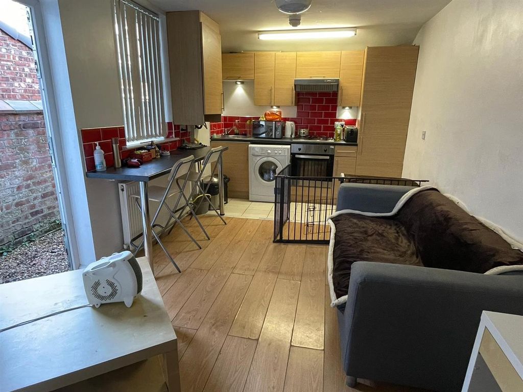 Property photo 3 of 10 Kitchen