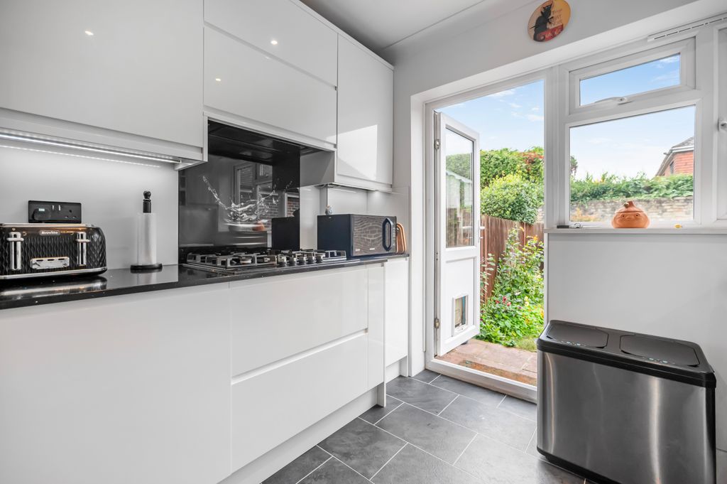 Property photo 3 of 19 Kitchen