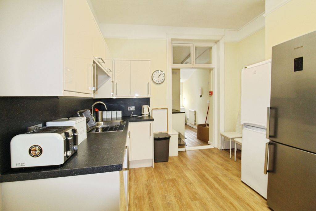 Property photo 2 of 18 E9cc3Fb1-Kitchen