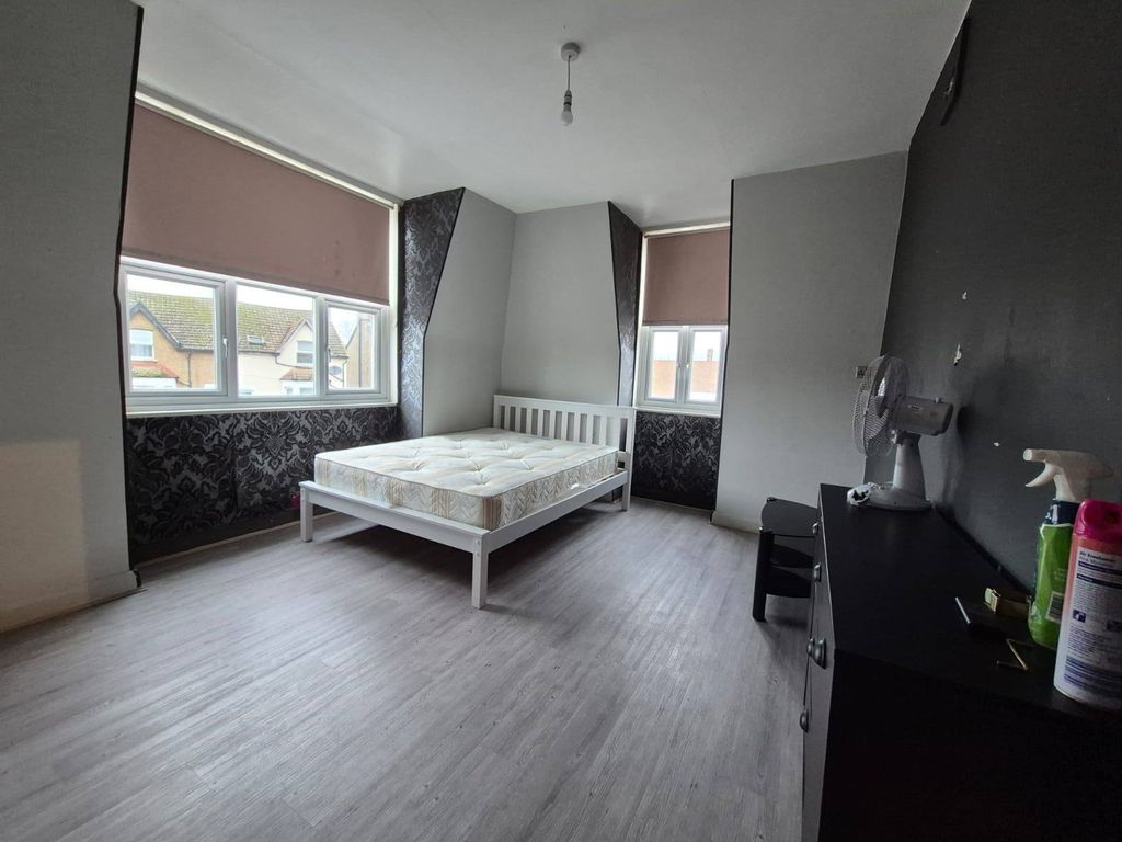 Property photo 1 of 4 Spacious, Stylish Studio Flat To Rent.