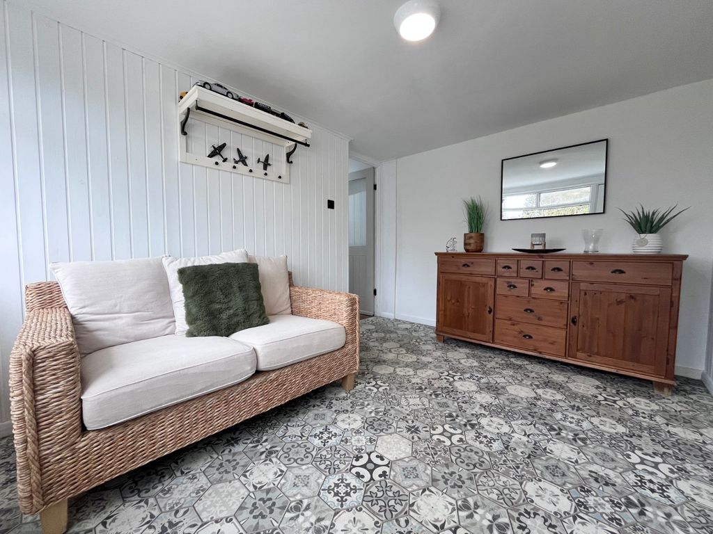 Property photo 2 of 19 Hallway