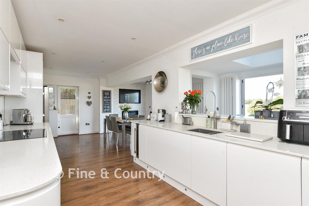 Property photo 3 of 18 Kitchen/Breakfast Area
