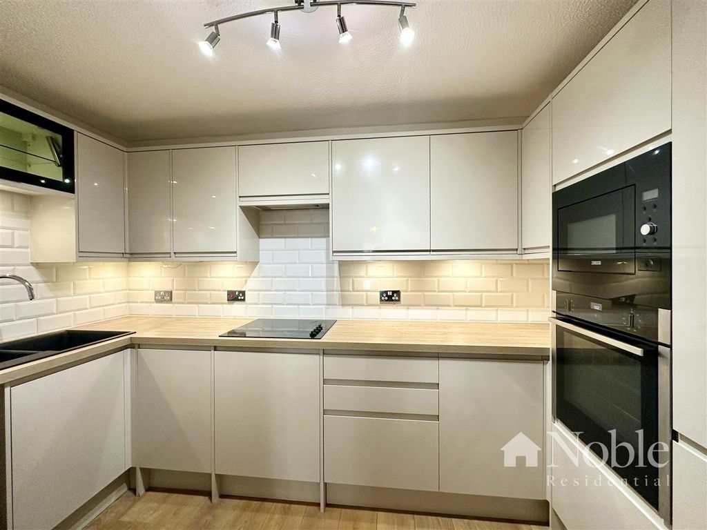 Property photo 3 of 11 Kitchen