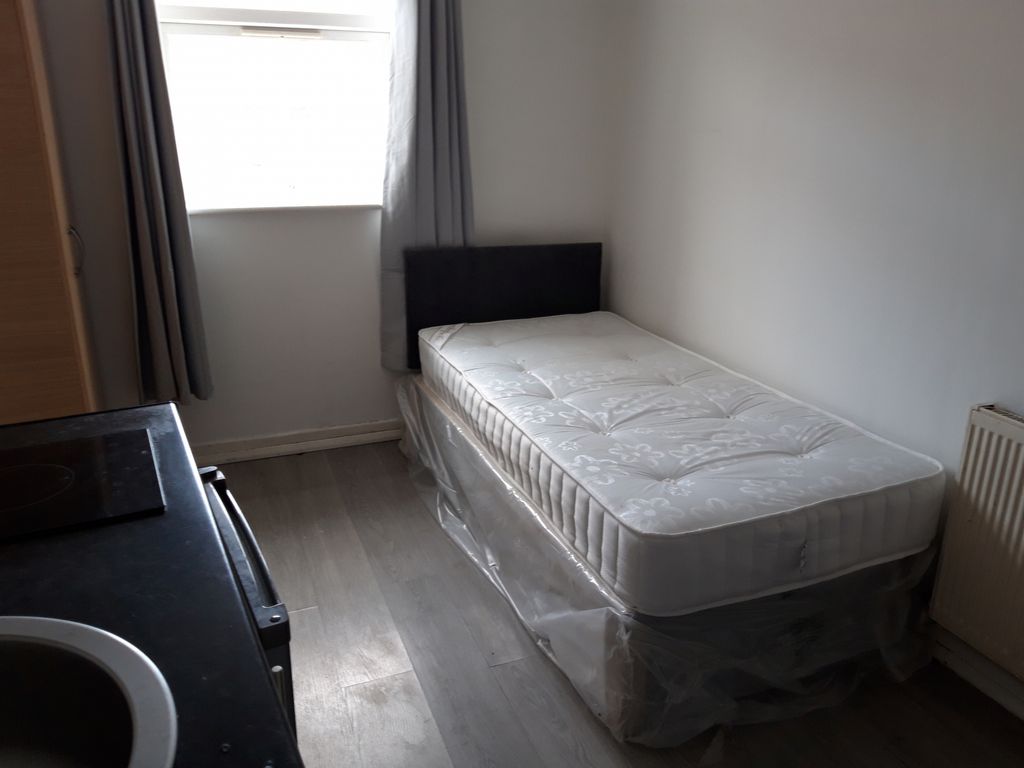 Property photo 1 of 3 Studio For Rent