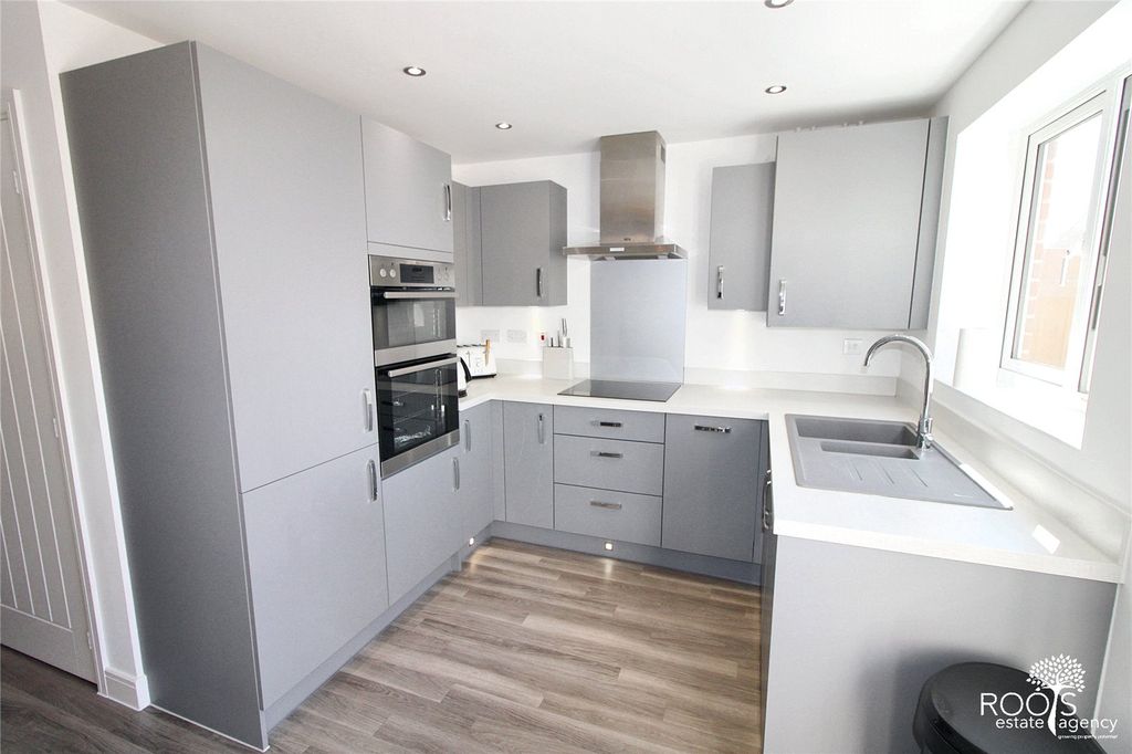 Property photo 3 of 12 Kitchen